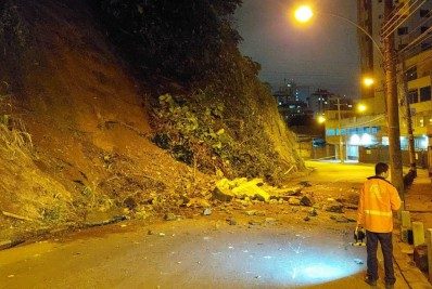 Deslizamento de terra provoca interdição de rua na Tijuca