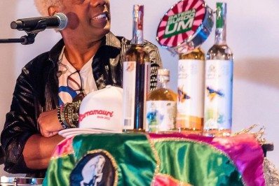 Ivo Meirelles, bateria da Mangueira e intérpretes do carnaval vão se apresentar em feijoada no Imperator