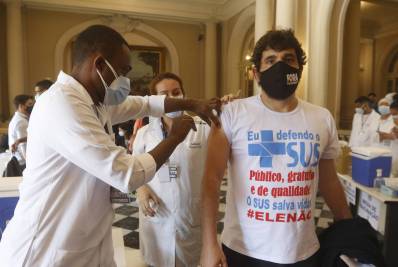 Rio vacina jovens de 21 anos nesta terça; veja o calendário da Região Metropolitana