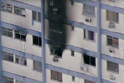 Bombeiros controlam incêndio em apartamento em Oswaldo Cruz