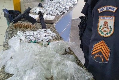 Trio é preso com pistola, drogas e anotações do tráfico em Araruama