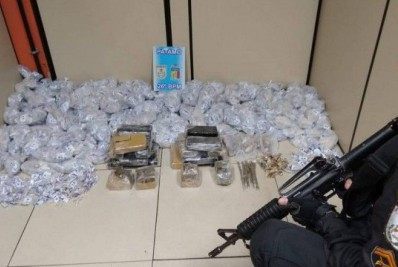 Após denúncia, PM apreende drogas dentro de casa em Petrópolis