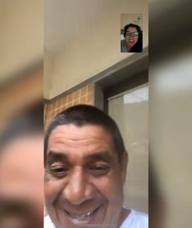 Zeca Pagodinho e Regina Casé fazem chamada de vídeo enquanto o cantor está internado com covid-19 - Reprodução/Instagram