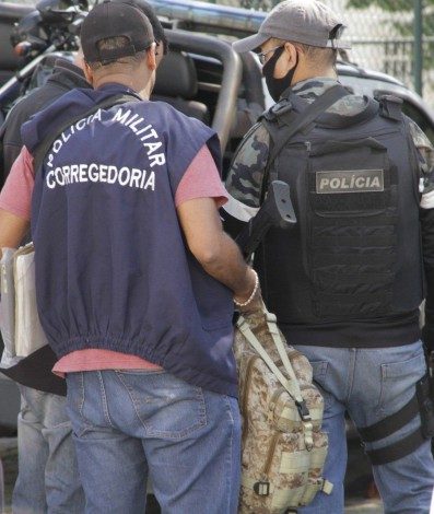 Agentes da Corregedoria apreenderam várias paradas na casa dos tiras investigados