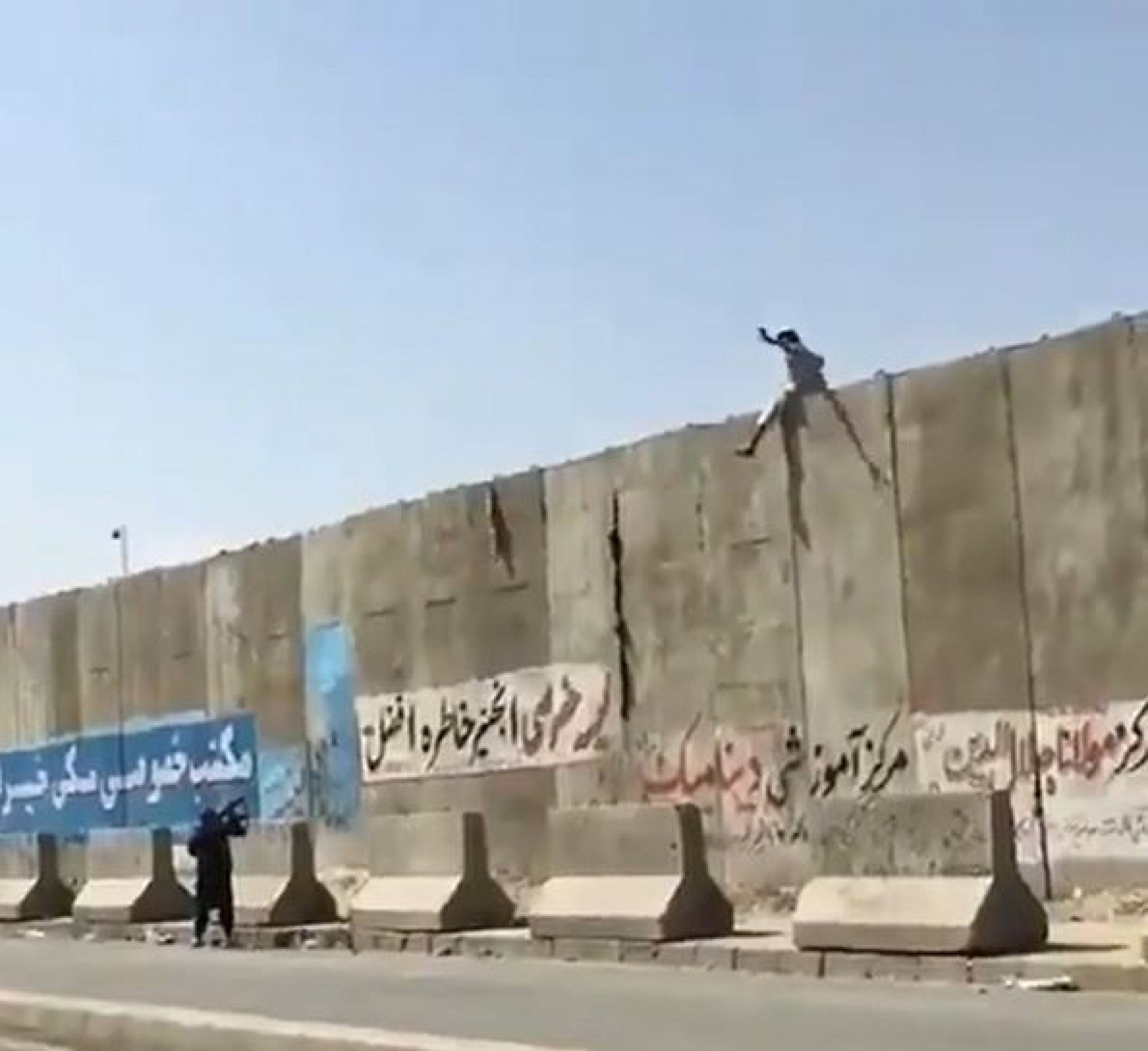 V&iacute;deo: Talib&atilde; atira em homem que pulava muro do aeroporto de Cabul