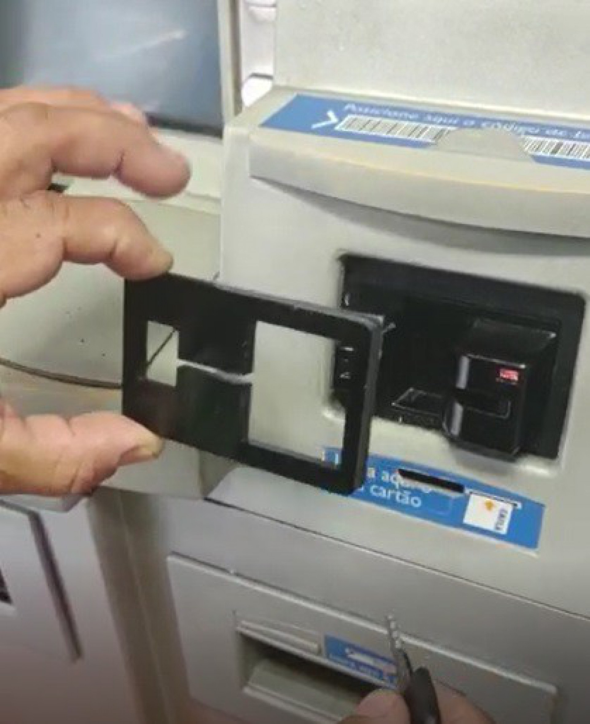 Agentes do Copacabana Presente encontram dispositivo para fraudar cart&otilde;es em ag&ecirc;ncia banc&aacute;ria