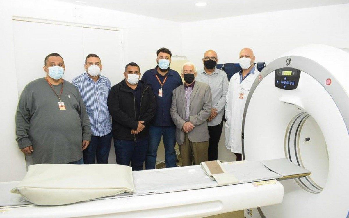 Secret&aacute;rio Christian Vieira (4&ordm; da esquerda para a direita), integrantes do governo municipal e do centro m&eacute;dico percorreram as depend&ecirc;ncias da unidade