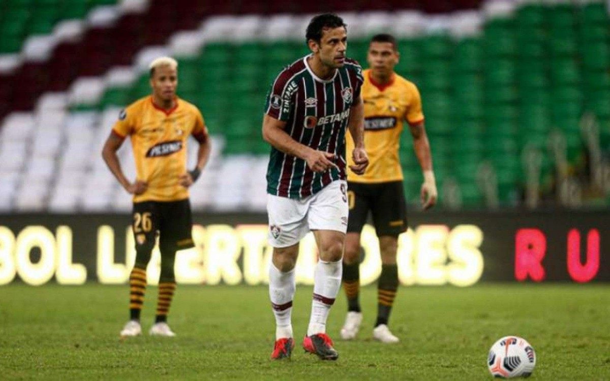 Centroavante Fred cobra o pênalti que levou ao empate por 2 a 2 com o Barcelona, no Maracanã - Foto: Lucas Merçon/Fluminense FC