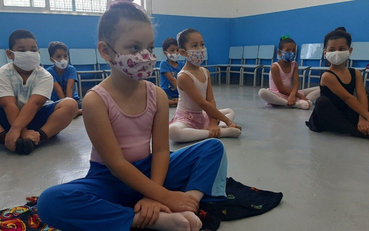 Escolas municipais de Duque de Caxias oferecem aulas de ballet para alunos