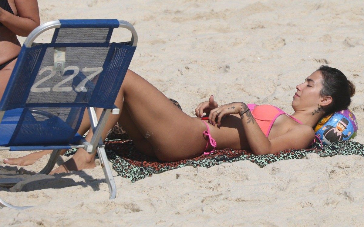 Gabi Brandt se diverte na Praia da Barra da Tijuca, na Zona Oeste do Rio, nesta ter&ccedil;a-feira