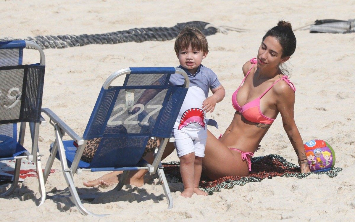 Gabi Brandt se diverte na Praia da Barra da Tijuca, na Zona Oeste do Rio, nesta ter&ccedil;a-feira