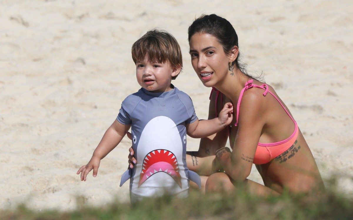 Gabi Brandt se diverte na Praia da Barra da Tijuca, na Zona Oeste do Rio, nesta ter&ccedil;a-feira