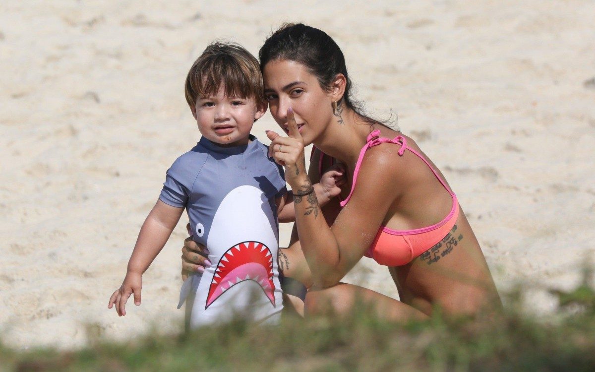 Gabi Brandt se diverte na Praia da Barra da Tijuca, na Zona Oeste do Rio, nesta ter&ccedil;a-feira