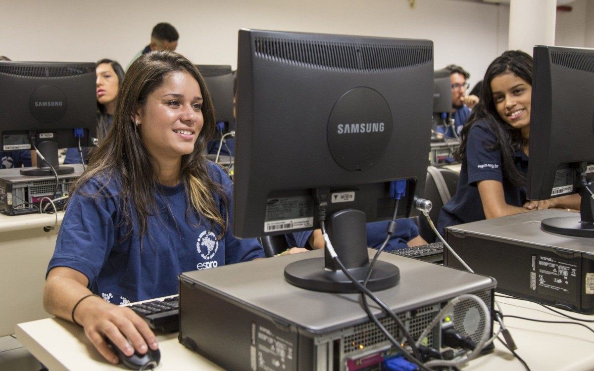 Espro oferece treinamento, sele&ccedil;&atilde;o e encaminhamento para estudantes