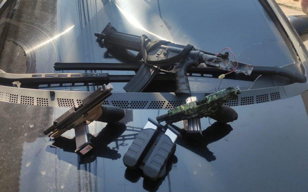 Agentes da DRFC e DHNSG apreenderam duas pistolas, um simulacro de fuzil e uma granada na a&ccedil;&atilde;o