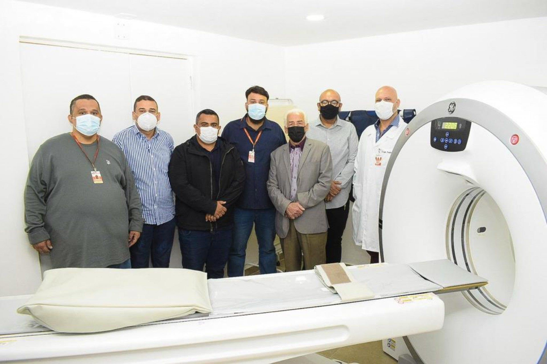 Secret&aacute;rio Christian Vieira (4&ordm; da esquerda para a direita), integrantes do governo municipal e do centro m&eacute;dico percorreram as depend&ecirc;ncias da unidade - Rafael Barreto / PMBR