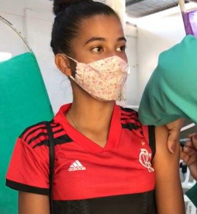 Jéssica Gomes, de 18 anos,  foi vacinada nesta terça-feira em Saquarema - Divulgação