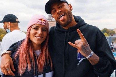 Durante torneio de skate em Paris, Neymar prestigia Letícia Bufoni