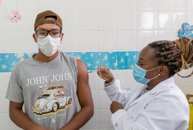 Jovens de 24 e 25 anos serão vacinados nesta quinta-feira