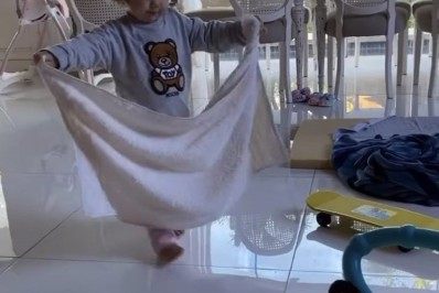 Tatá Werneck mostra Clara Maria limpando o chão após sujar