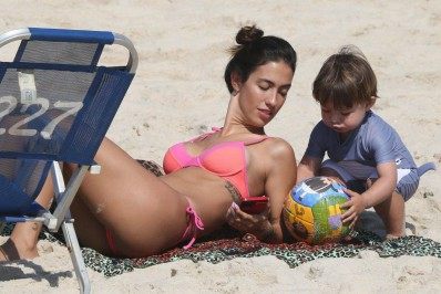 Gabi Brandt se diverte na praia com o filho