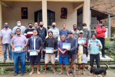 Educação entrega certificados do curso de Pintor Predial 