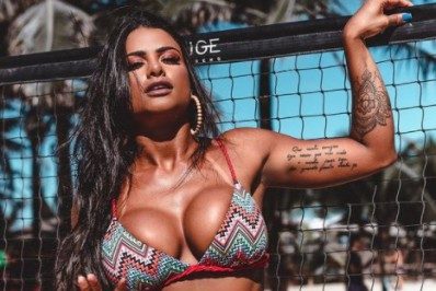 Fotos! Musa fitness exibe belíssimo corpo e atrai admiradores nas redes