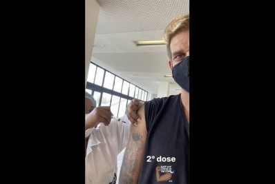 'Vovô' do Botafogo, Rafael Moura recebe segunda dose da vacina contra a Covid-19