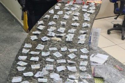 Dupla é presa com drogas na Fazendinha, em Araruama