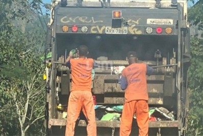 Caminhão de lixo é pichado com sigla de crime organizado