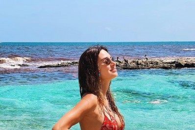 Grávida, Thaila Ayala posa de biquíni no México