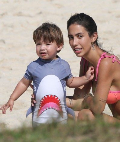 Gabi Brandt se diverte na Praia da Barra da Tijuca, na Zona Oeste do Rio, nesta terça-feira - Ag. News