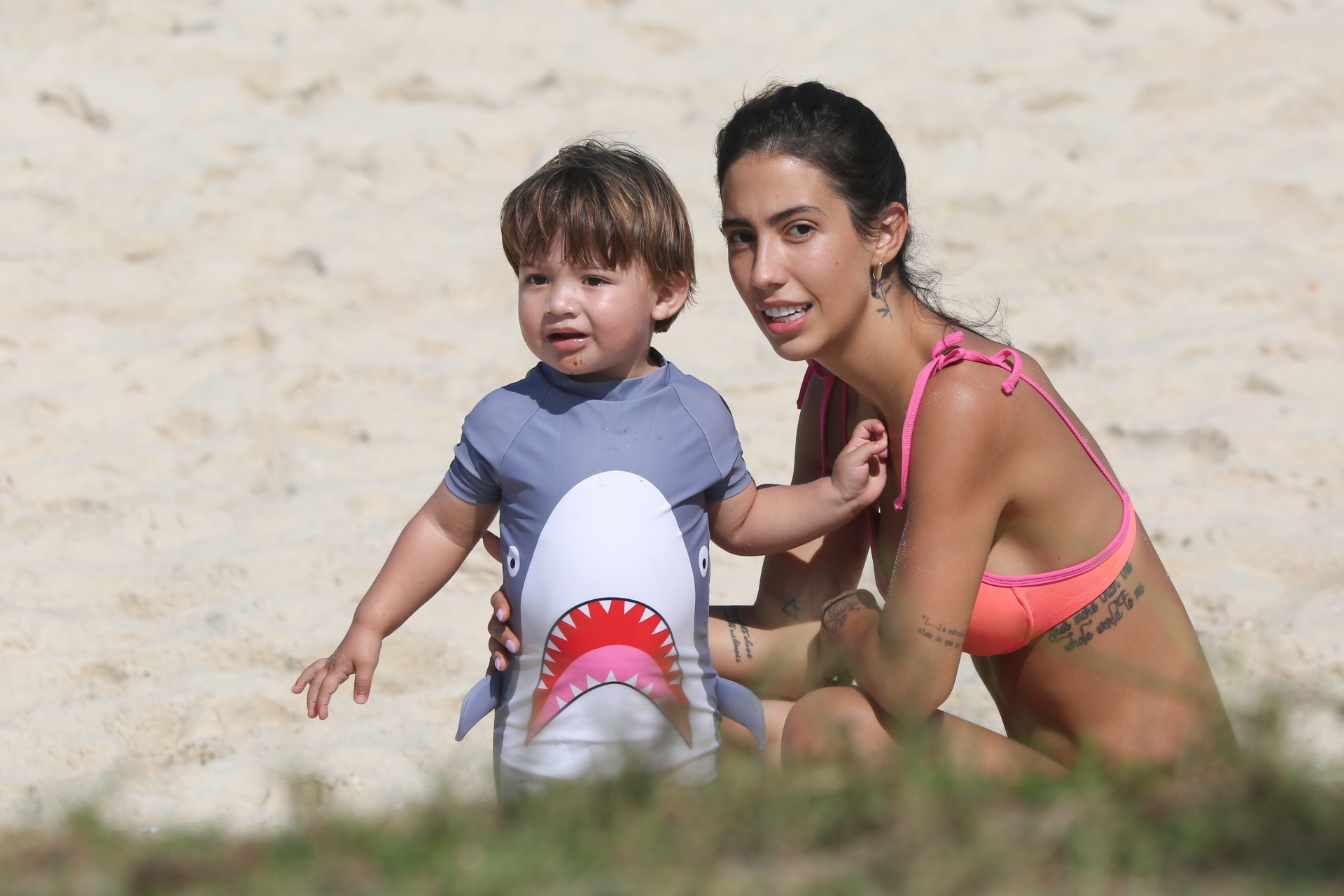 Gabi Brandt se diverte na Praia da Barra da Tijuca, na Zona Oeste do Rio, nesta terça-feira - Ag. News