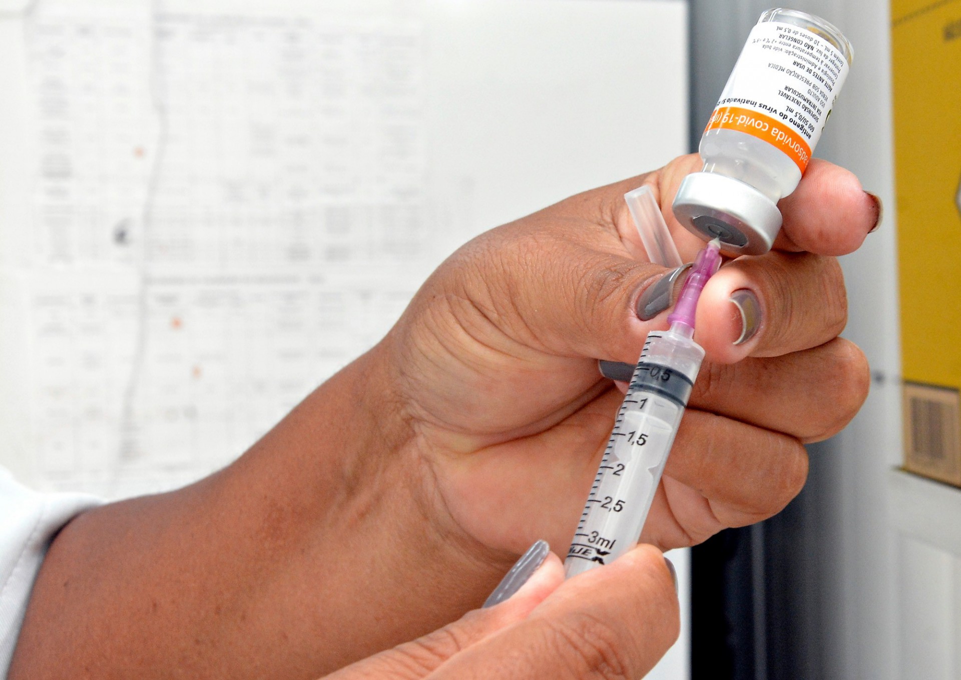 Entenda como a proteção das vacinas da Pfizer e Astrazeneca enfraquece com os meses