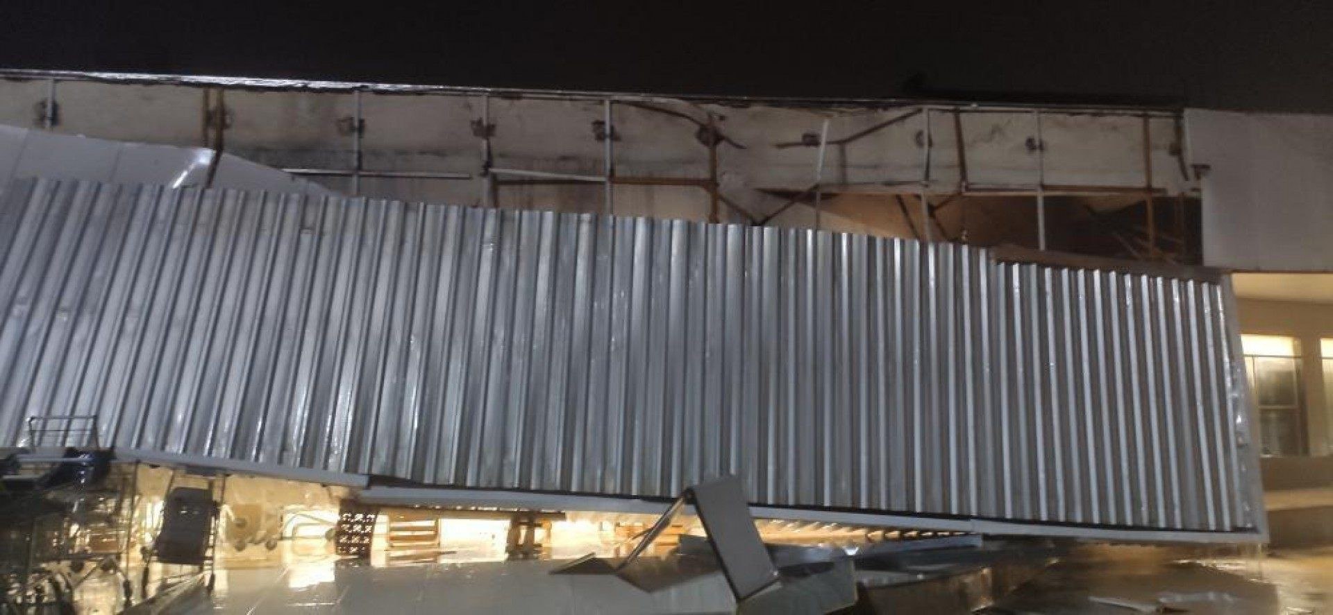 Força da chuva faz telhado de supermercado desabar em Saquarema