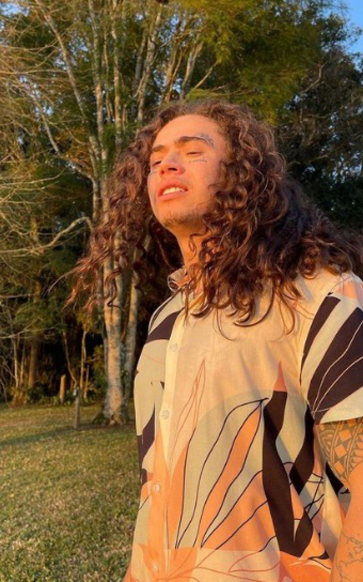 Whindersson Nunes surge com os cabelos cacheados; Humorista &eacute; comparado com Vit&atilde;o e Maisa