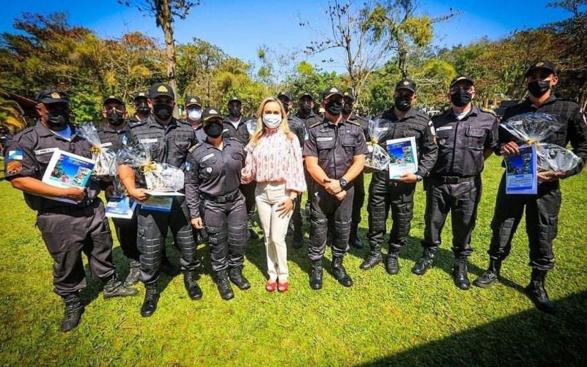 A deputada federal Daniela do Waguinho, junto a corpora&ccedil;&atilde;o do 39&ordm; BPM< participou do evento festivo