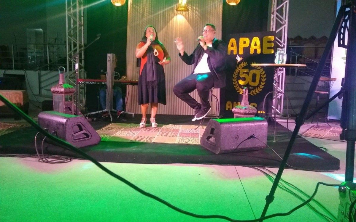 Apresenta&ccedil;&atilde;o com uma das cantoras da igreja onde estava ocorrendo a live.