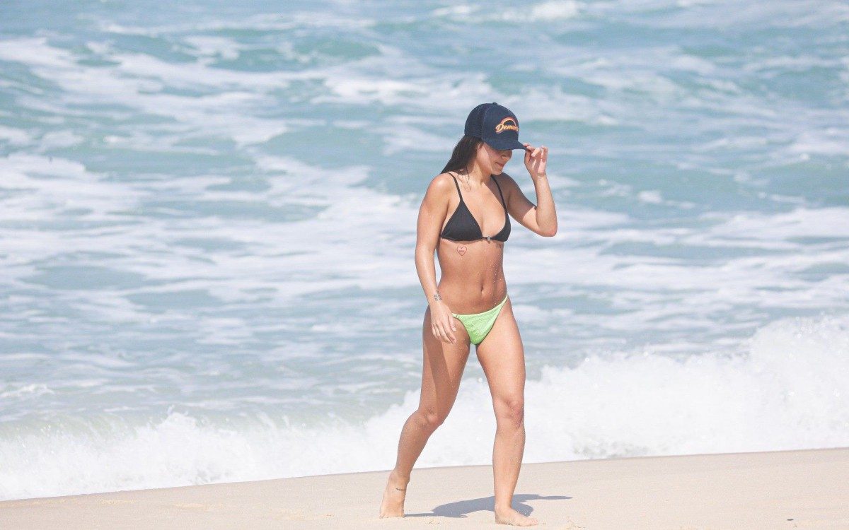 Giullia Buscacio curte dia de praia com a irm&atilde;, Giovanna, no Recreio dos Bandeirantes