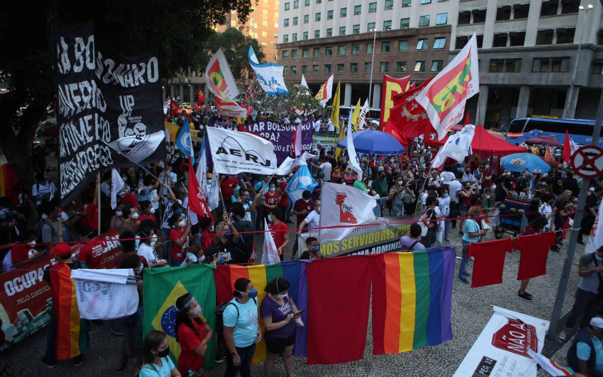 Categorias levaram faixas e cartazes em protesto à PEC 32 - Cléber Mendes
