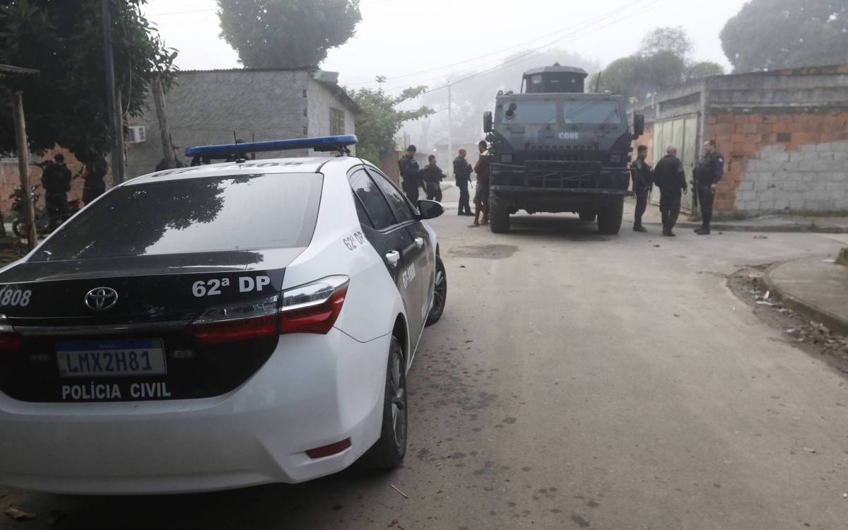 Policia - Policia Civil deflagra opera&ccedil;ao Dominio Final. Os agentes foram as comunidades de Parada Angelica e Vila Sape, distrito de Imbarie, em Duque de Caxias, na baixada fluminense. - Reginaldo Pimenta / Ag&ecirc;ncia O Dia - Arquivo