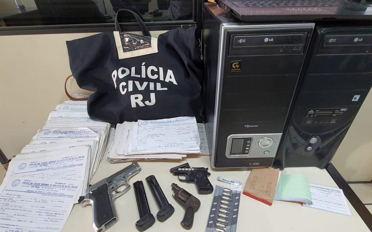 Armas, computadores e documentos apreendidos na operação que apura crimes no Sindicato dos Taxistas Autônomos do Município do Rio - Divulgação/Polícia Civil