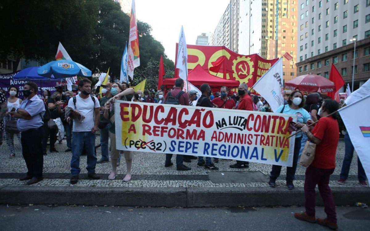 Manifestantes carregam faixas e cartazes em protesto &agrave; PEC da reforma avministrativa - Cleber Mendes/Ag&ecirc;ncia O DIA