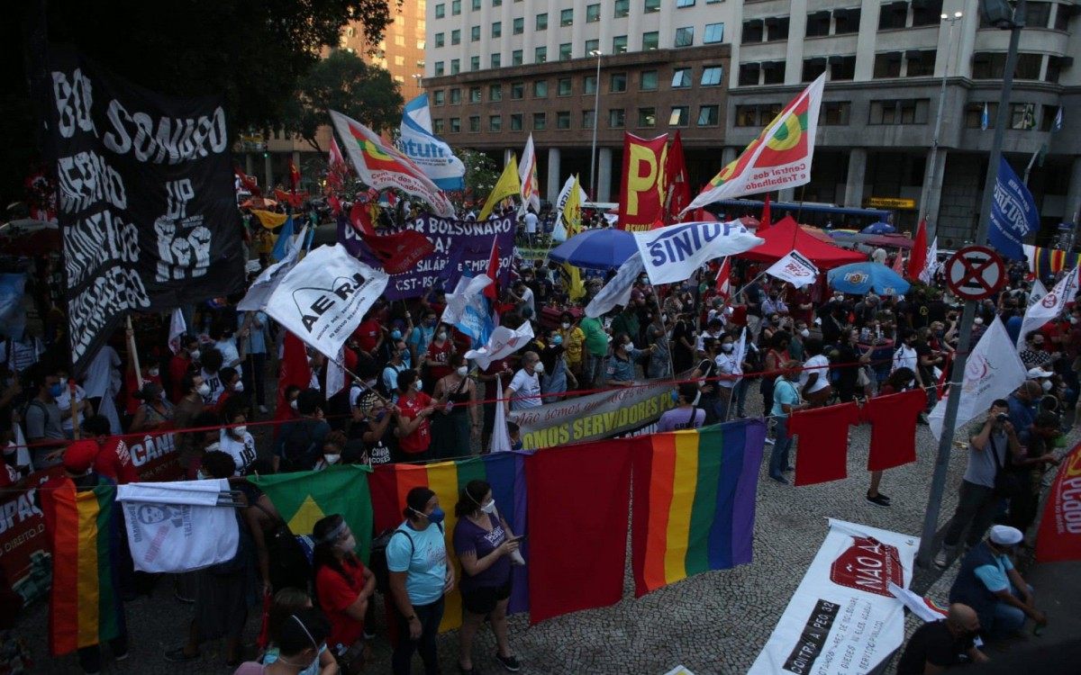 Manifestantes carregam faixas e cartazes em protesto &agrave; PEC da reforma avministrativa