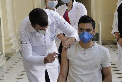 Rio vacina contra a covid-19 jovens de 19 anos nesta quinta