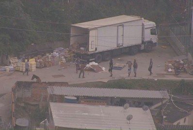 Imagem registra carga sendo descarregada no Morro do Urubu, em Pilares