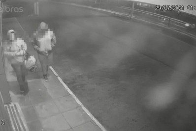 Câmeras flagram mãe de Miguel transportando corpo do filho assassinado em mala