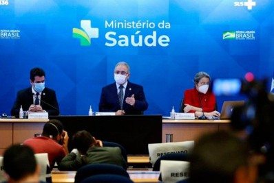 Queiroga diz que terceira dose começará por idosos e profissionais da saúde