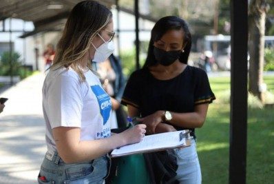Projeto Juventude em Dados realiza abordagem em pontos de vacinação