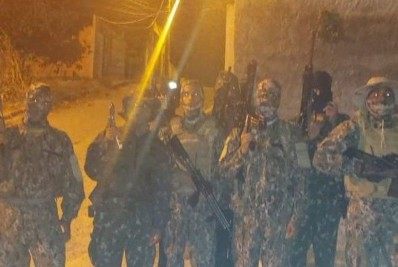 Traficantes postam foto com fuzis nas redes sociais: 'Tropa do Popeye'